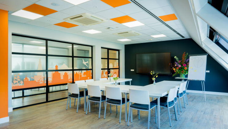 Oranje zaal in vergaderopstelling in Madurodam