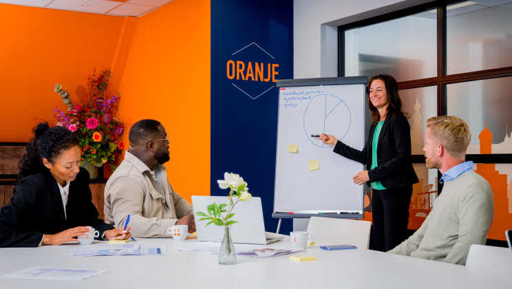 Vergadering in Oranjezaal Madurodam