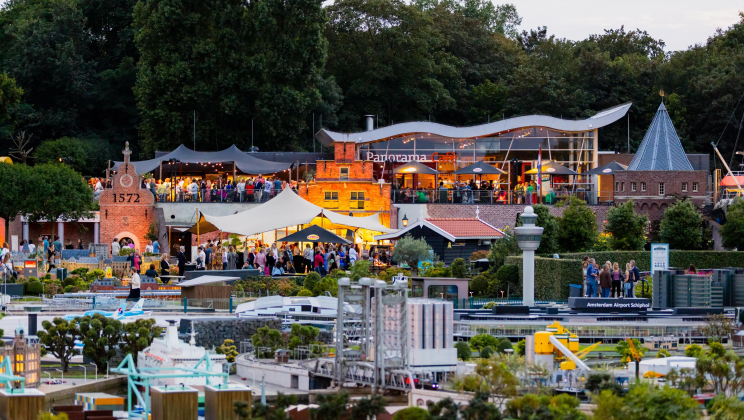 Panorama café Madurodam vanuit het park