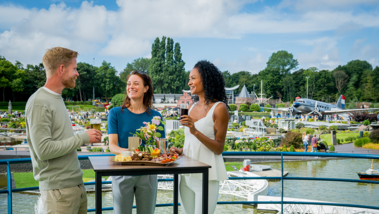 Zomerse borrel in Madurodam
