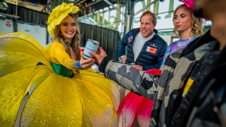 Tulpenmeisje deelt presentje uit tijdens Tulpenborrel in Madurodam