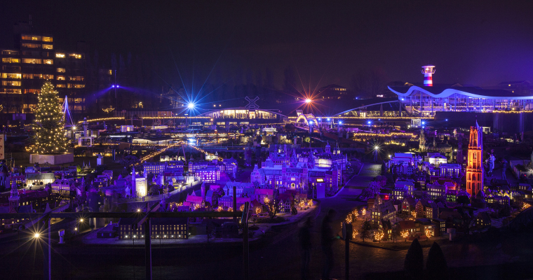 Overzichtsfoto van winters Madurodam met duizenden sprankelende lichtjes