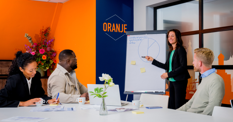 Vergadering in Oranjezaal Madurodam