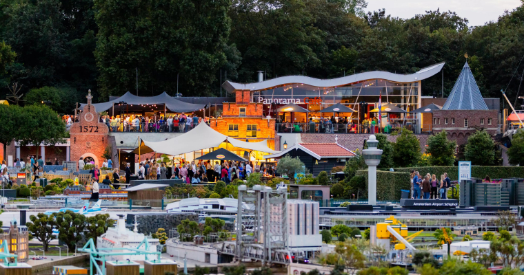 Panorama café Madurodam vanuit het park
