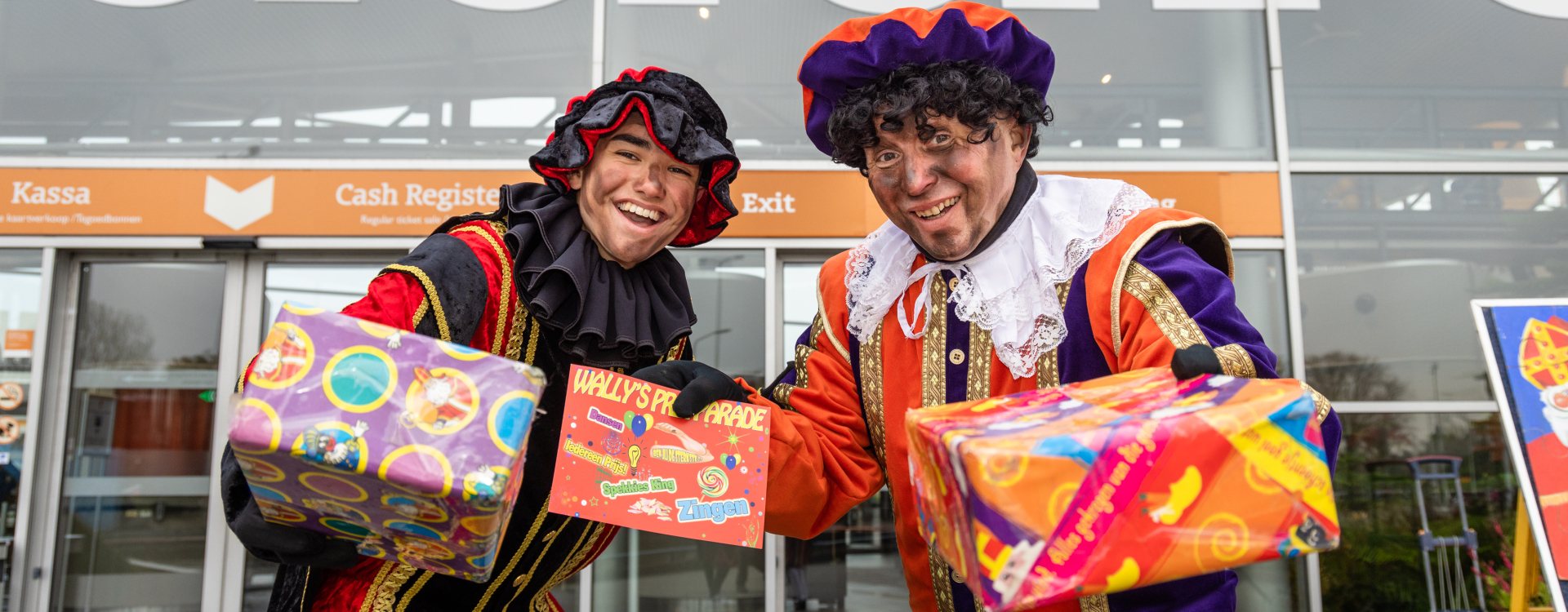 Pieten met cadeaus voor genodigden