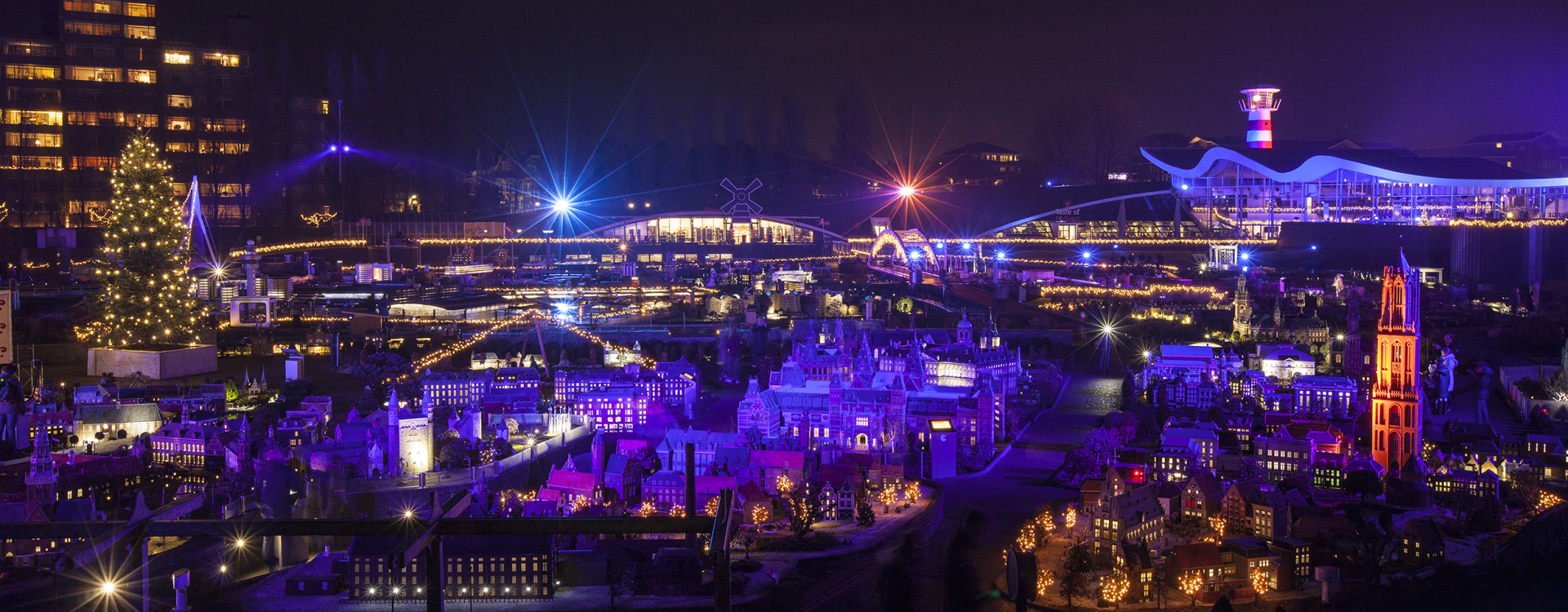 Overzichtsfoto van winters Madurodam met duizenden sprankelende lichtjes