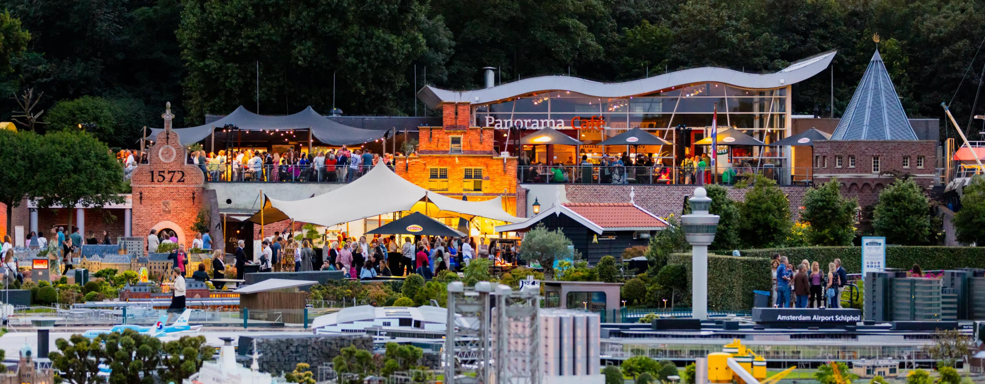 Panorama café Madurodam vanuit het park