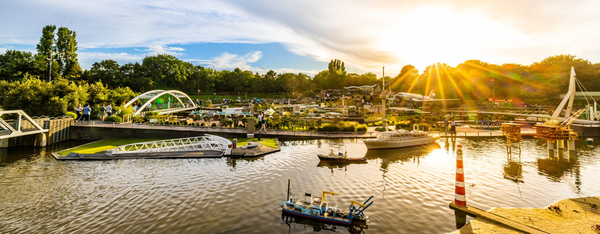 Overzicht Madurodam met ondergaande zon